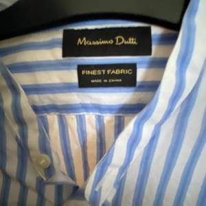Skjorta i bra skick från Massimo dutti, använd väldigt lite. Storlek M slim fit