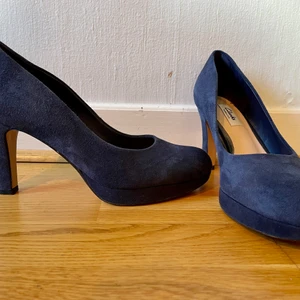 Mockapumps  - Supersköna mockapumps i mycket fint skick. Bara använda inomhus några få gånger pga att de är lite för stora för mig.  Nypris 1190kr