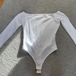 Vit ribbad Boddy - Vit ribbad boddy från NLY ONE inte använd mycket, nästa i nyskick. Säljer för den inte används💕💕(stl M men skulle säja att den passar en S också då jag är en S)