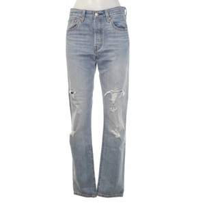 Levis jeans storlek 27, rak modell. Innerlängd 80, midja sida till sida 36 cm.
