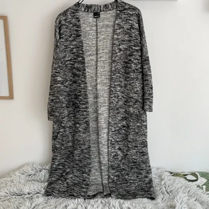 Medellång kofta - Jättefin medellång kofta från GinaTricot. Stl M, ser större ut på bilden än vad den är i verkligheten. Koftan är trickvartärm och har fickor på sidorna. Jätteskönt kofta både att ha på sommaren och vintern! Säljer pga kommer inte till användning längre. 40% Bomull 40% Polyester 20% Akryl. Skriv privat för fler bättre bilder🥰