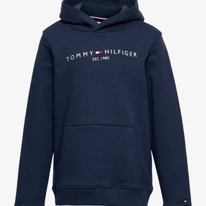 Tommy Hilfiger Original Blå - Snabb affär = Billigare Säljer min Tommy Hilfiger tröja  Skick: 10/10 Passform: Väldigt bra Storlek: Small