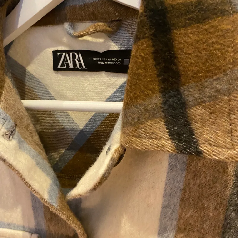 Stor härlig skjorta från Zara. Innehåller 23% ull och är varm och skön. Perfekt till våren! Jordnära färger. Snygg att ha öppen med linne under 😊. Skjortor.