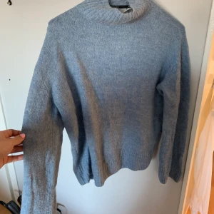 Stickad tröja i ull  - Blå stickad tröja i ull från Ichi, fint skick. 