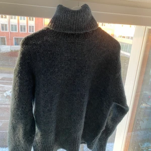 Tröja - Säljer min skittsnygga blåa polo tröja som är i bra skick och använda ett fåtal gånger. Sista bilden visar färgen på tröjan