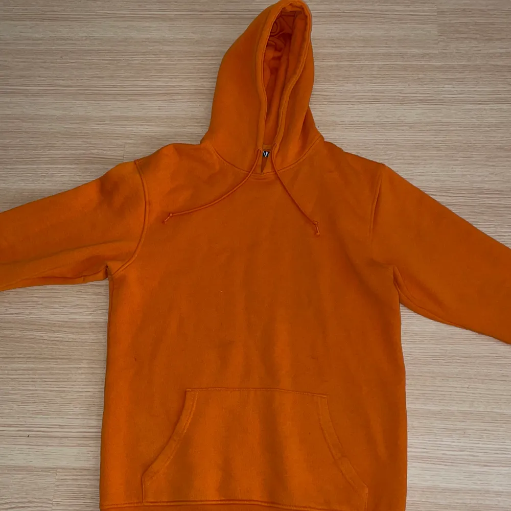 Orange Hoodie, har använts ett fåtal gånger, den är varm, den är lite ljusare än på bilderna. Den är från tjej avdelningen men ser lika bra ut som på killar, det är en vintage modell som inte säljs mer.. Hoodies.