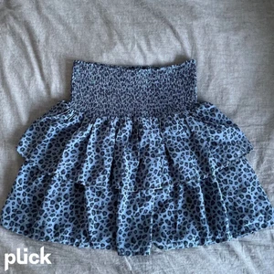 Volang kjol - Hej, jag säljer denna volang kjolen som ej kommer till användning längre. Den är jätte fin på o är i st 170. Köpt i somras o inte använd mycket. 100 kr för kjolen o resten för frakt vet inte riktigt va frakten kostar💕skriv för fler bilder 