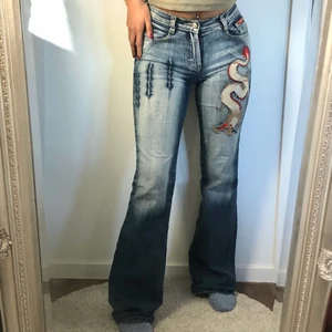 Lowrise Bootcut jeans  - Säljer mina absoluta favorit jeans pga för små. De är lowrise och Bootcut modell troligtvis från tidigt 2000-tal. Fina detaljer! Dock lite slitage längst ner på byxorna (kan skicka bild om så önskas) midjemått:77cm Innerbenslängd: 80cm. (Köparen betalar fraktkostnaden) 