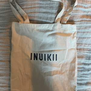 Säljer denna tyg påse ifrån inuikii! Kommer inte till någon användning längre. Den är väldigt bra som skolväska då jag har haft den till skolan innan. Den har några styng som har gått upp men inget man tänker på då man har armen för när man bär väska!
