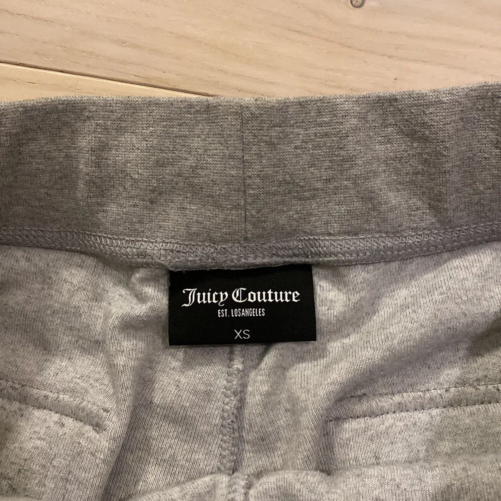 Säljer mina fina gråa juicy couture byxor då jag ska köpa en annan färg, bra skick och relativt nya! Köparen står för frakt💘. Jeans & Byxor.