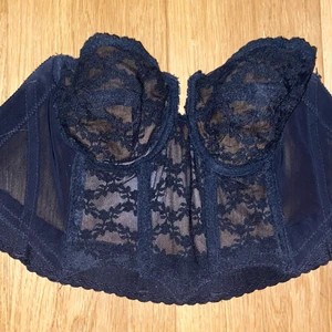 Korsett i spets - Svart spets-korsett från humana. Inte använd av mig. Passar en med C-kupa, även en större B eller mindre D. Storleken funkar för en XS-M☺️💕 
