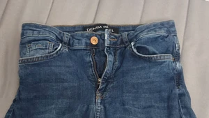 Jeans - Se sista bilden det finns 2 sådana, köparen betalar för frakten 