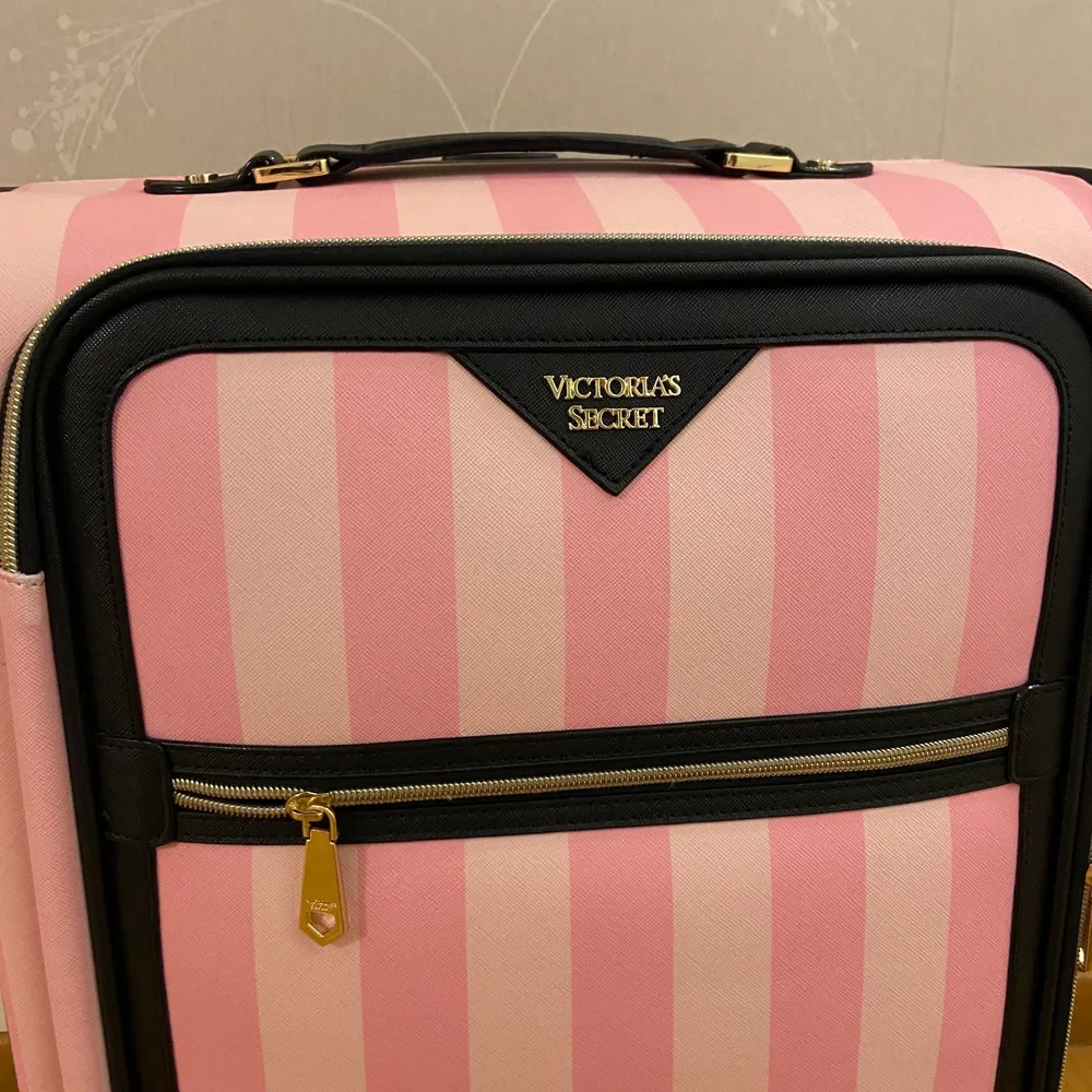 säljer en super fin resväska från victorias secret super fint skick . Väskor.