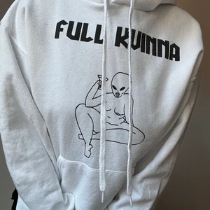 Hoddie, storlek S  - Hoodie med tryck ”Full kvinna” köpt på en konstutsällning för några år sedan. Med texten ”Svik Sverige” längst nere på baksidan. Endast använd ett fåtal gånger!