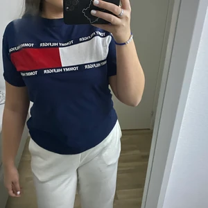 Tommy hilfiger t-shirt - Säljer min Tommy H tröja för den inte har kommit till användning lägre, köpte den för cirka 1 år sen och den är som ny, inte använt den så många gånger!