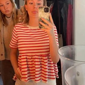 Randig tröja  - Säljer den fina t-shirt från Zara köp direkt för 200kr 