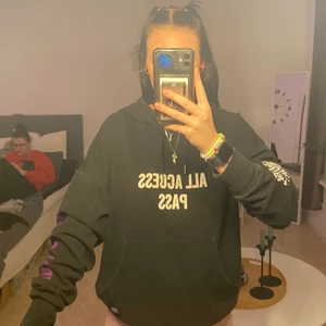 Svart hoodie i S - Denna svarta hoodien från sixth june är i S men sitter som en M typ. Stor gosig luva. 150kr + frakt