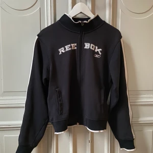 SvartVit Sweatshirt med Dragkejda. - Vintage Tröja som nästan aldrig kommit till användning. Skriv för mer info/bilder🖤🤍