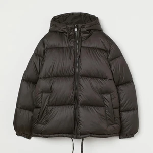 H&M vinterjacka - Svart pufferjacka från H&M som har ingen användning längre i storlek xs men är oversized. Jackan har prislappen kvar och har bara provats på hemma. Köparen står för frakten.