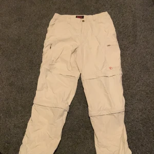 Fjällräven trackpants - Vita fjällräven trackpants med zip-funktion så att man kan göra de till shorts. Skick 8/10 pris: 200kr storlek: 30x30. 