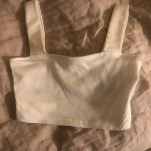 Vit topp - Har man frågor elr vill ha fler bilder så äre ba att skriva :) står ej för frakt, pris kan diskuteras🤍