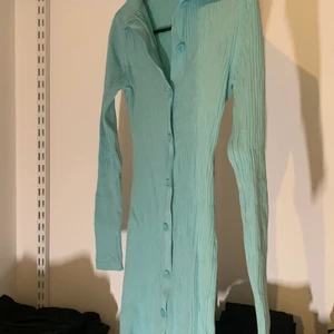 Turkos klänning från zara  - Använd en gång strl S 