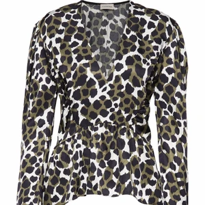 By Malene Birger Blus - Smickrande peplum blus som försluts med dold dragkedja på sidan. Tunt och svalt material, 100% viskos 