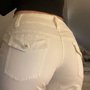vita lågmidjade byxor - Säljer dessa trendiga lågmidjade byxorna för att dom tyvärr är för korta i benen för mig som är 177:( Sitter bra på mig i midjan som brukar ha M/38 i byxor. Raka i benen💜💜 skriv för fler bilder och frågor:) Köparen står för frakten📦📦