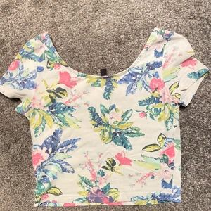 Topp - Flerfärgad topp från H&M. Kolla in min profil säljer massa annat! Om du är intresserad av fler saker kan vi komma överens om ett paketpris☺️