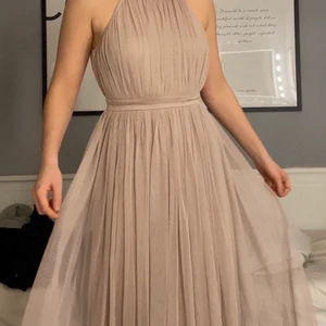 Balklänning - Min balklänning sen 2 år tillbaka som enbart används en gång❤️ De tunnare (yttre) delen av klänningen har några små fläckar (använd utomhus, se bild 3) men detta är verkligen inget som syns. Är från märket Anaya och köptes för ca 800kr❤️