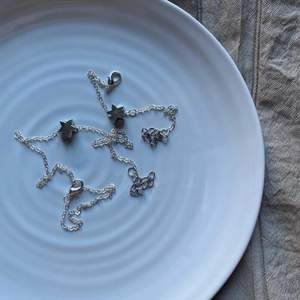 Stella Bracelet & Necklace Styckvis:  Armbandet- 40kr Halsbandet- 50kr  Båda tillsammans: 80kr🤍 Fri frakt vid köp av båda!  Detta kit med smycken är så fina tillsammans och väldigt enkla att matcha!🎸💓