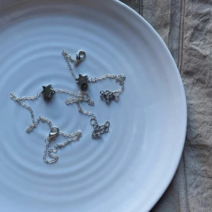 Stjärn halsband - Stella Bracelet & Necklace Styckvis:  Armbandet- 40kr Halsbandet- 50kr  Båda tillsammans: 80kr🤍 Fri frakt vid köp av båda!  Detta kit med smycken är så fina tillsammans och väldigt enkla att matcha!🎸💓