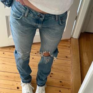 Säljer dessa jeans eftersom att dom var försmå för mig (lånade bilder)