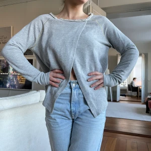 Grå sweatshirt  - Jättesöt och speciell sweatshirt från ”ByFé”. Nästan aldrig använd! Står L men mer S/M. 