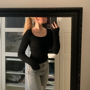 Stickad Tröja från & other stories  - Jättefin stickad tröja med längre ärmar, den är jätteskön, varm och sticks inget alls💜 sitter snyggt och är knappt använd🌸