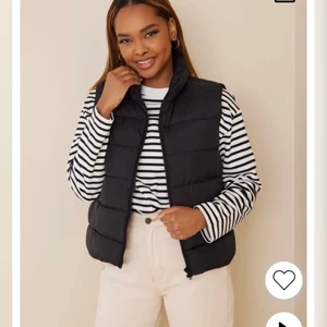 Svart dunväst - Säljer min svarta väst i strl XS! Säljer för 100 kr +frakt, använd en gång 🖤