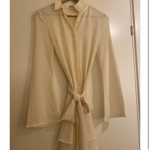 KLÄNNING/TUNNIKA - superfin lång tunnika/blus eller klänning. Utsvängda armar som är så fina samt band vid midjan❤️