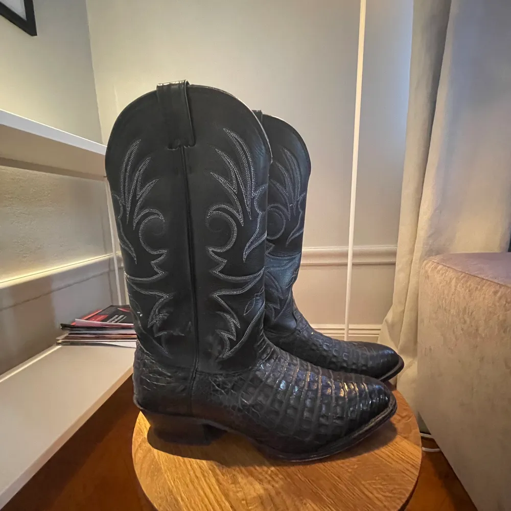 så himla fina cowboy inspirerade boots. Knappt använda köpt 2001 i Dallas Texas. Äkta läder. . Skor.