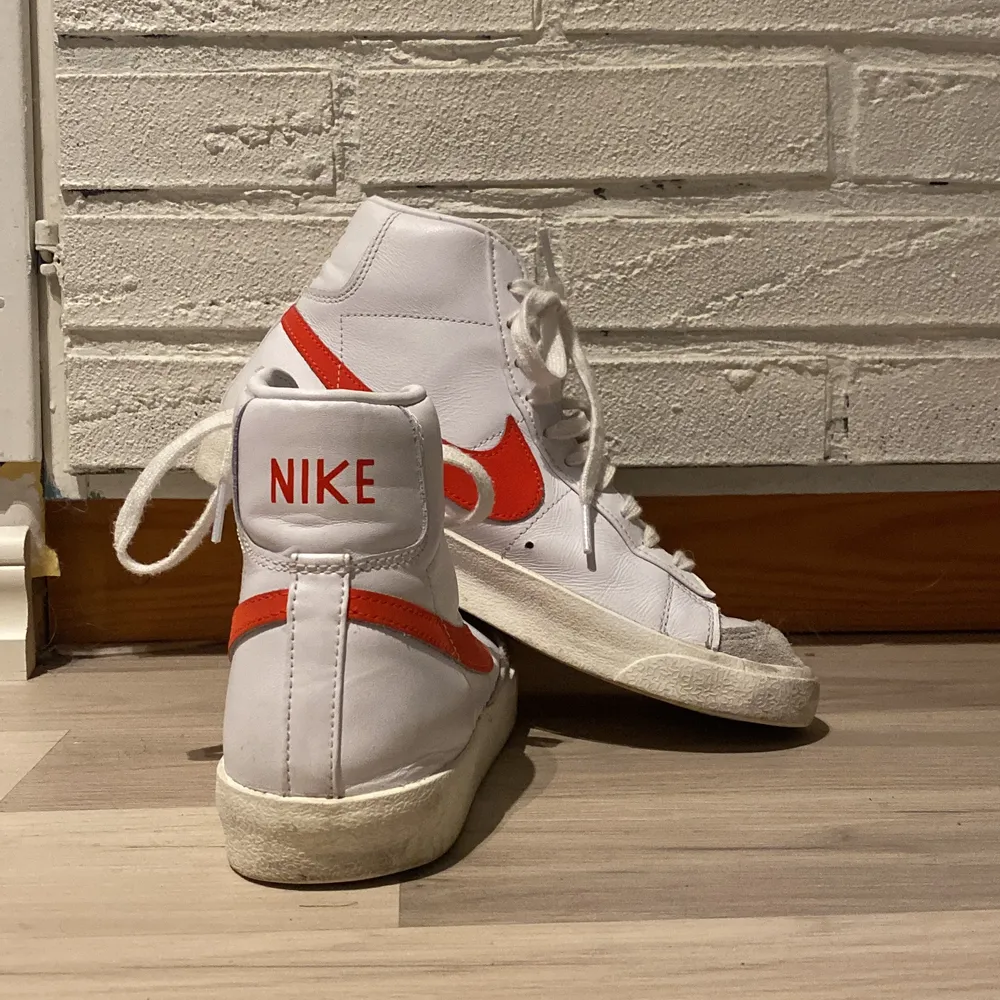 Super fina Nike Blazers (Röd) Storlek: 39! Inköpta sen 2021. Nypris: 1245 kr och säljer nu för 450! Använda få gånger.  Updattering : Skorna har fortfarande ej använda! Samma skick som bilden/ 2023. Skor.