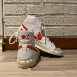 NIKE BLAZERS - Super fina Nike Blazers (Röd) Storlek: 39! Inköpta sen 2021. Nypris: 1245 kr och säljer nu för 450! Använda få gånger.  Updattering : Skorna har fortfarande ej använda! Samma skick som bilden/ 2023