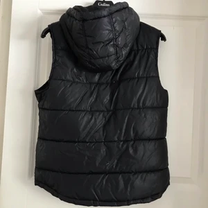 Väst - Jätte snygg och bekväm väst i super bra skick. Välanvänd men väl omhändertagen. I en puffer stil och inköpt från Gina Tricot.