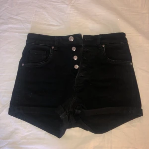 Svarta Zara shorts - Svarta shorts från Zara i storlek 34 som är högmidjade. Använda endast 3 ggr. 
