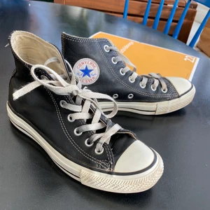 Svarta läder converse - Äkta unika läder converse men fortfarande i väldigt bra skick, hela överallt! Storlek 36,5. Ordpris 1000kr, högsta budet vinner. Hör av dig om du undrar något! (Köparen står alltid för frakten) 💚  HÖGSTA BUDET 250kr