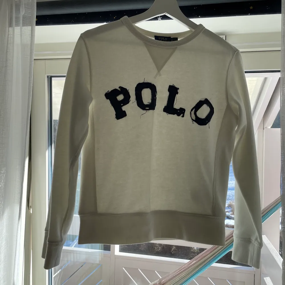 Jättefin sweatshirt/tröja från Polo Ralph Lauren. Älskar själva POLO trycket som är i marinblå, det är meningen att det ska se lite ”trasigt” och slarvigt ut. Säljs för den sitter lite tight på mig. Använd få gånger. . Tröjor & Koftor.