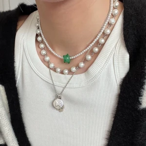 pärlhalsband  - Egengjort pärlhalsband av båda plast och glaspärlor! Finns en liten förlängningskedja på halsbandet, så det är ungefär 38-42cm långt! Frakten på 14kr ingår i priset💖