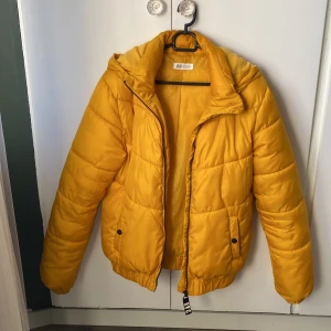 Vinterjacka  - Fin och varm vinterjacka för barn sällan använd.