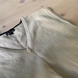 Slipover - Mjuk slipover/väst i beige/gräddvit. Älskar men säljer pga inte min stil längre.