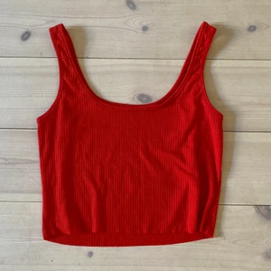 Croppat linne - Croppat linne i ljusrött. Somrigt och sitter supersnyggt