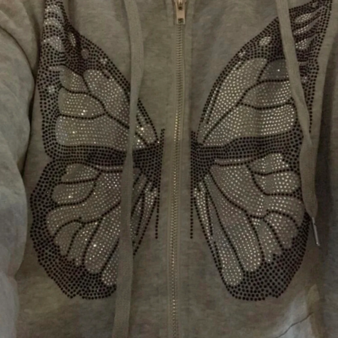 Grå kofta med fjäril - 90