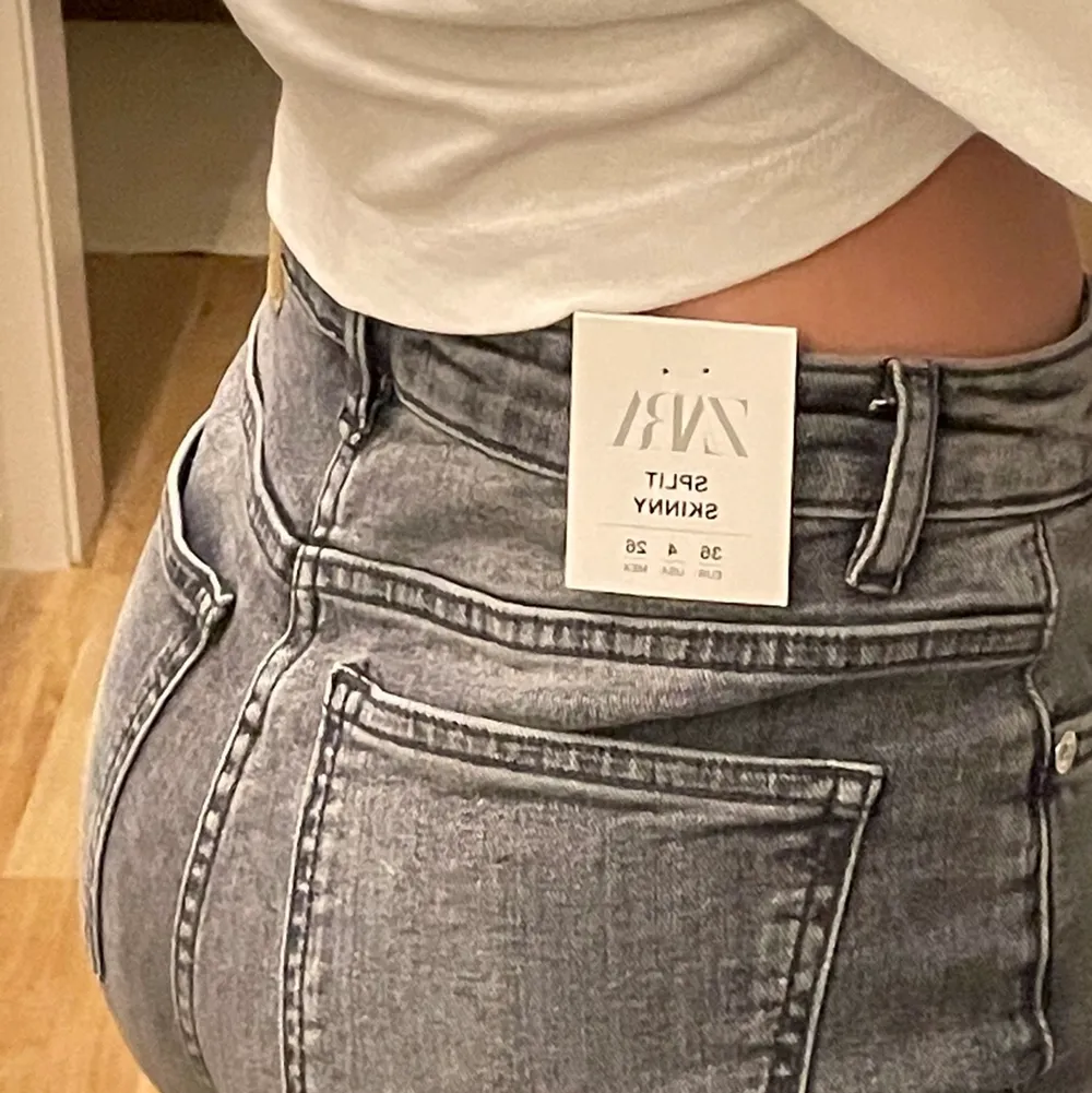 Helt oanvända gråa jeans ifrån zara med slits i storlek 36 och full length (passar även storlek 34/xs). Tveka inte med att skriva vid eventuella frågor. Köparen står för fraktkostnaden🤎. Jeans & Byxor.